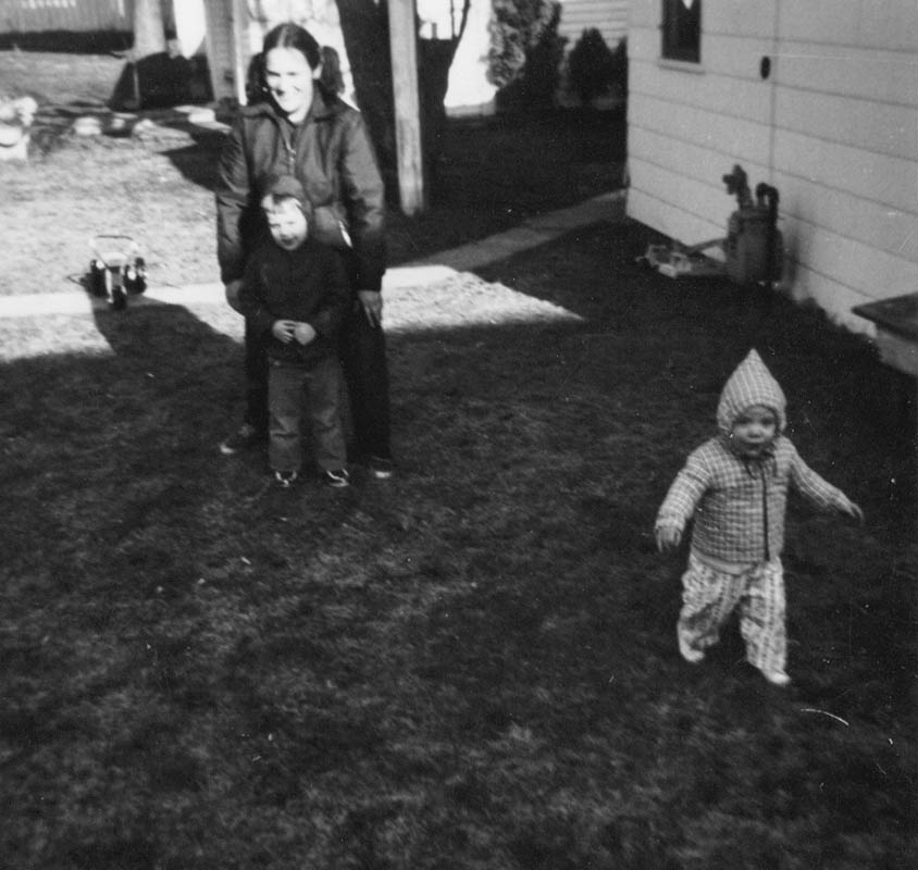 abbie noah sarah in back yard