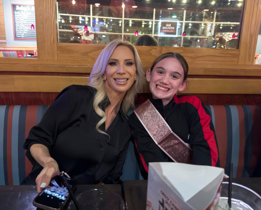 sandy and mandy at red robin